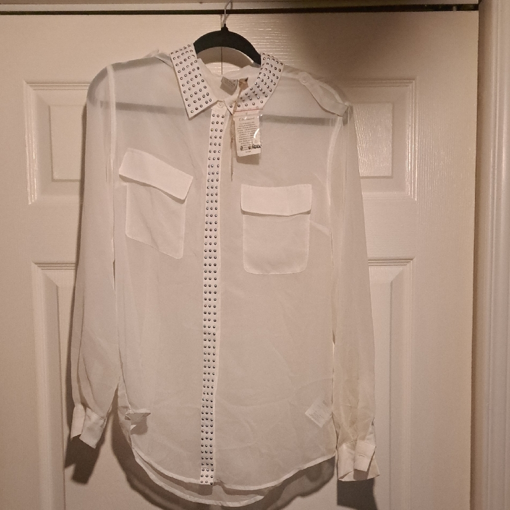 🤍NWT White Sheer womans Blouse with Silver Studded Details & front pockets